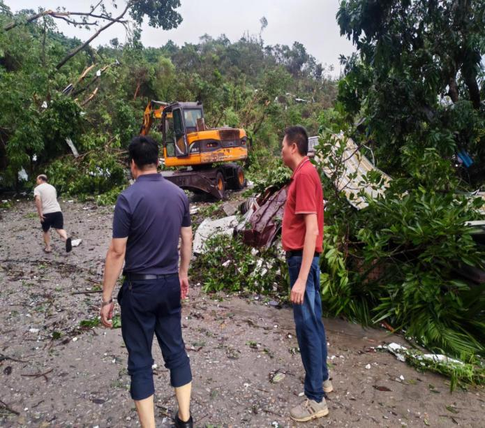 区人大代表，茅岗村党总支书记、村委会主任邓仲华参与支援陈洞村和光明村行动。