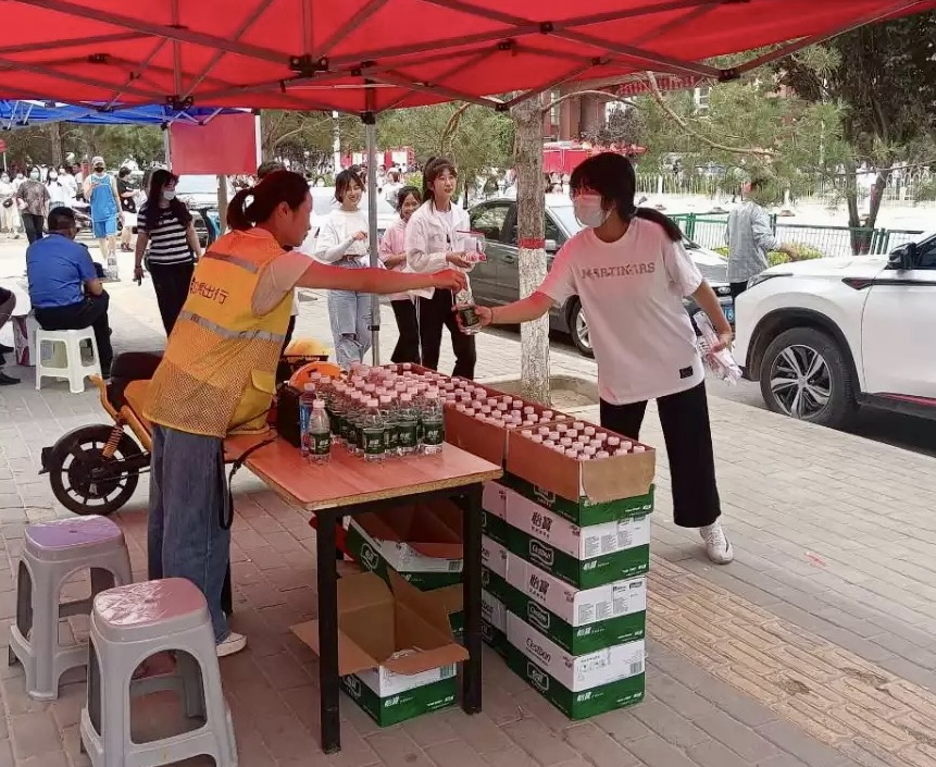 爱心助考！靖边“小黄”的“静”心守护～～