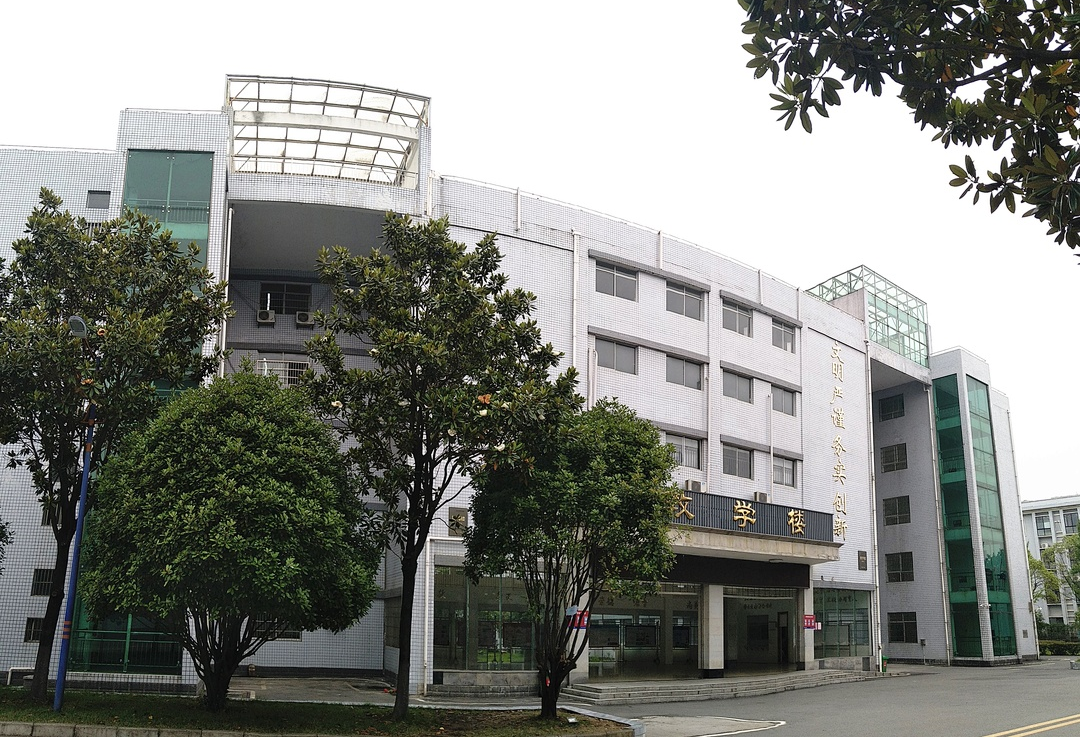 衡阳华岳高级中学位于衡阳市西郊的华岳教育集团内,北临美丽蒸水河,南