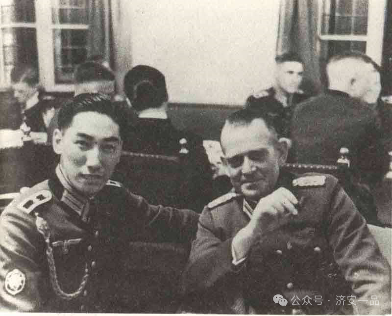 我军打坦克传奇战法：泥巴糊瞭望镜，“揪耳”扯天线__凤凰网