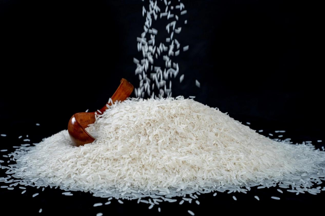 ▲广东丝苗米，米粒洁白晶莹，油质丰富，成饭香气浓郁、柔软可口。