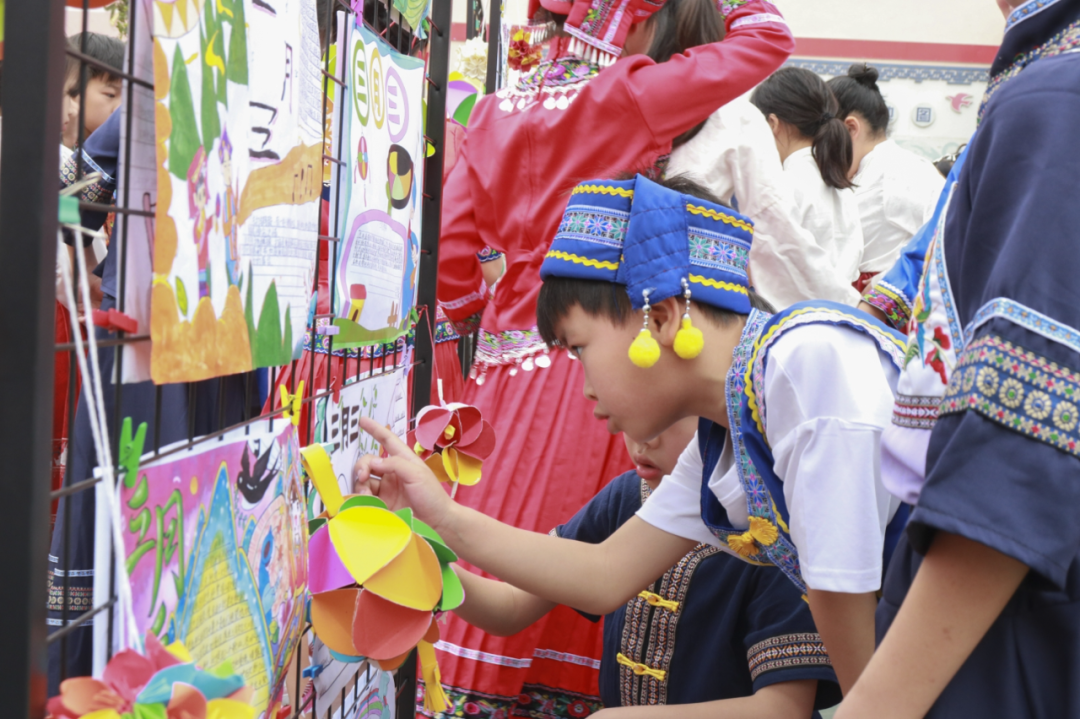 永安镇永安小学师生欢度广西三月三
