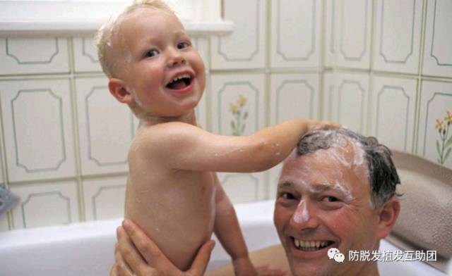 最近洗头，突然大量掉发是什么原因？