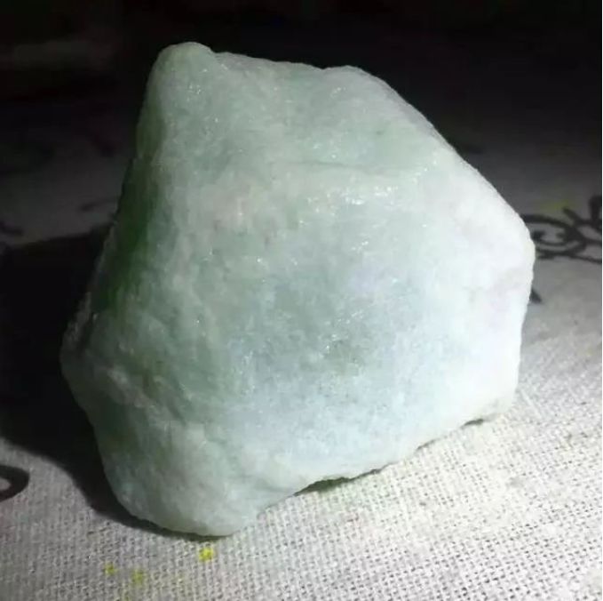 巴掌大的翡翠料子，切开后，谁知出了高货！