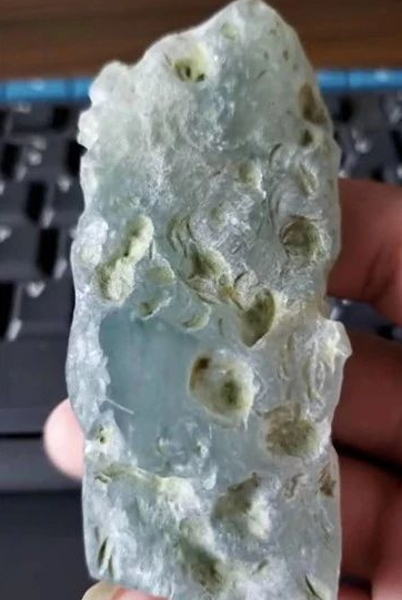 一块皮壳坑坑洼洼的翡翠原石，经过巧妙设计后成了传世之作，令人