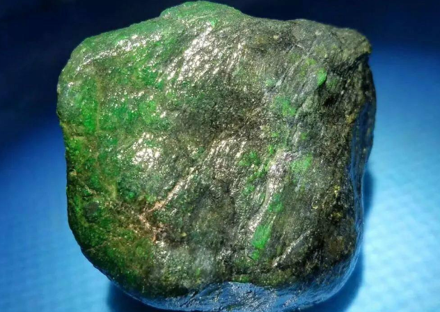 了解什么是翡翠原石蟒带？种蟒和色蟒两者有什么区别？