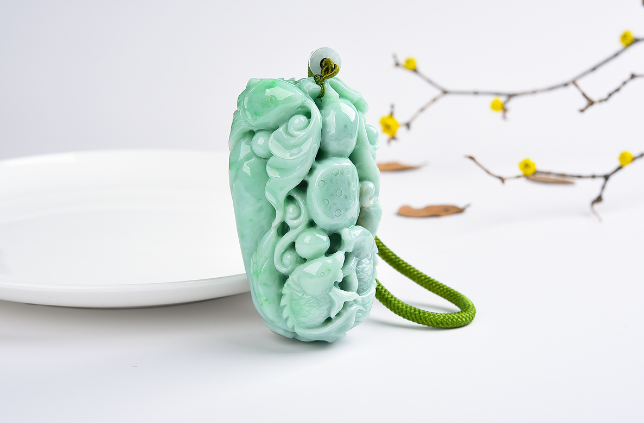 看似普通的一块小原石，擦出冰润的红色，成品太梦幻！