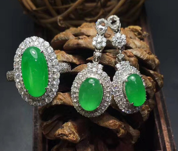 同等价位的翡翠，你会选择种水好还是颜色好的翡翠？