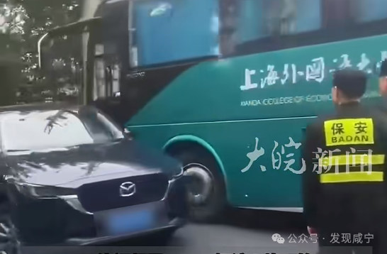 校车当街撞击私家车