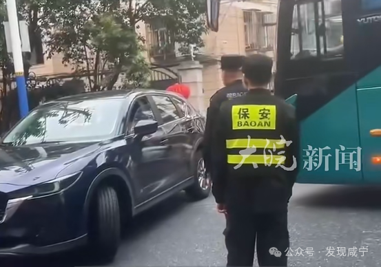 校车当街撞击私家车