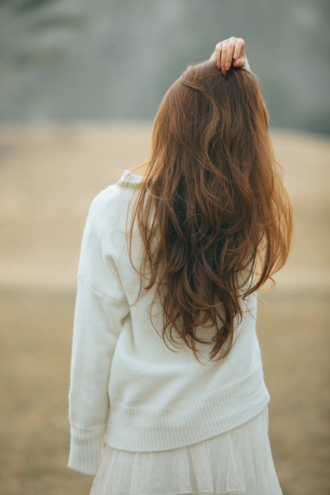 拍人像照片的时候,背影照是必须要摆拍的一个姿势,不过不要单调的自拍