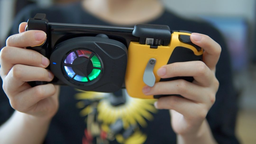 飞智手柄 飞智黄蜂手柄2体验：iPhone XR外接手柄加风冷散热吃鸡如何？