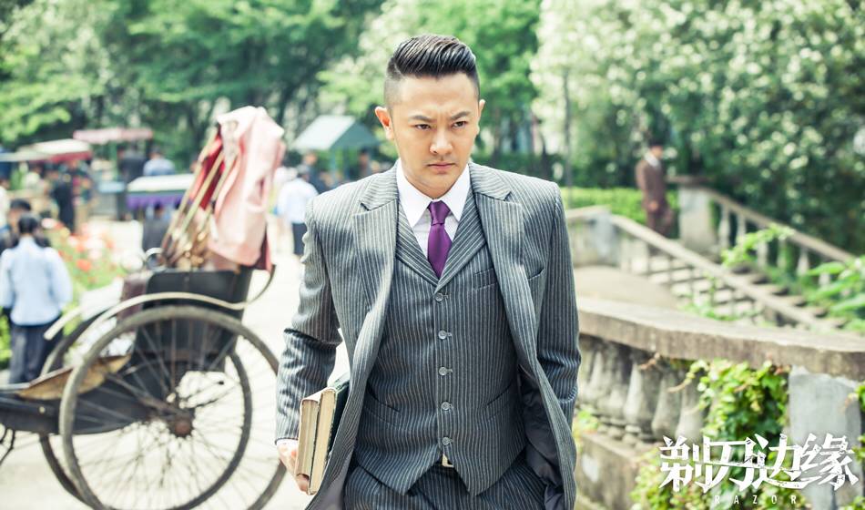 时尚搭配指数 印小天在剧中扮演的姜鹏宇,身着条纹马甲和条纹西装