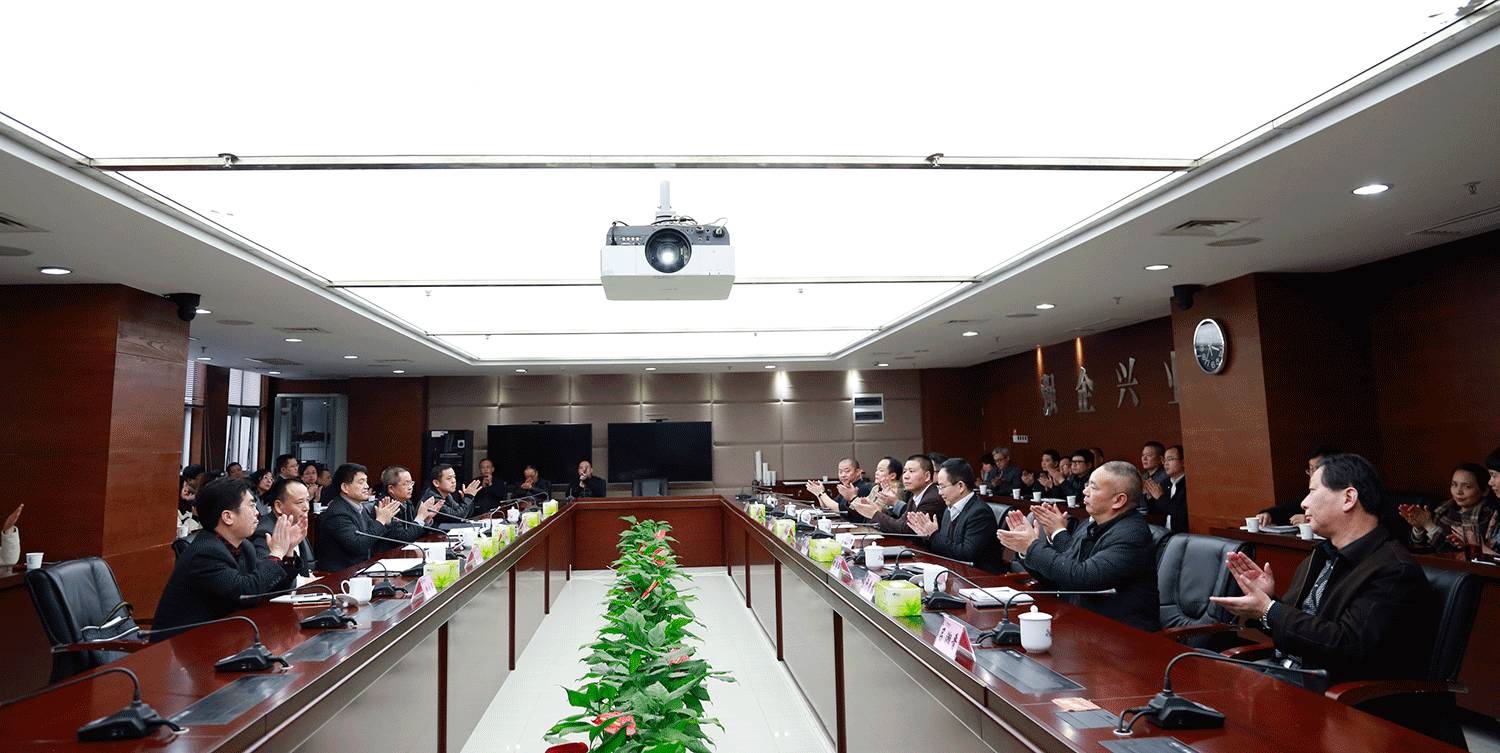 市委常委,组织部部长张宏益,市委组织部副部长王瑜珲出席会议,公司