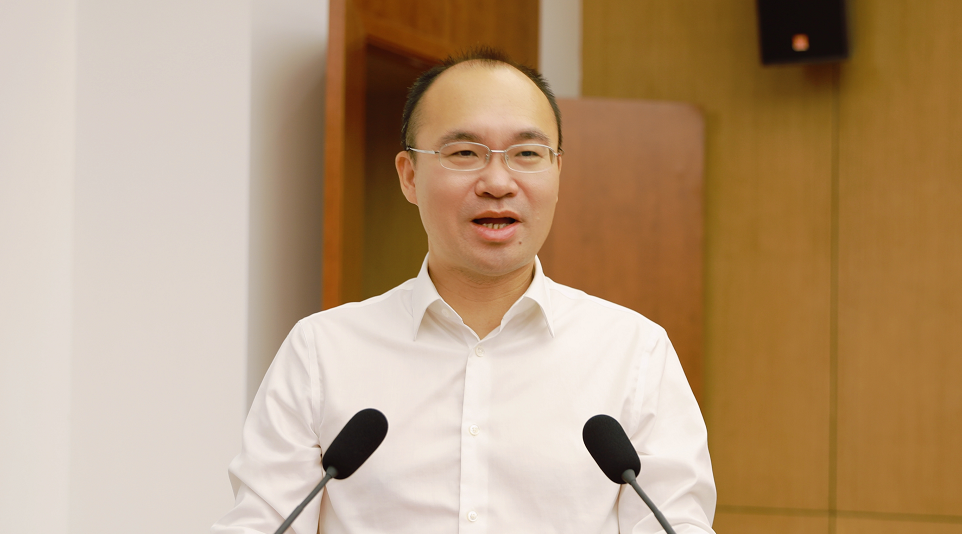 县委书记蓝贤林出席仪式并致辞,县委常委,副县长钟平主持签约仪式