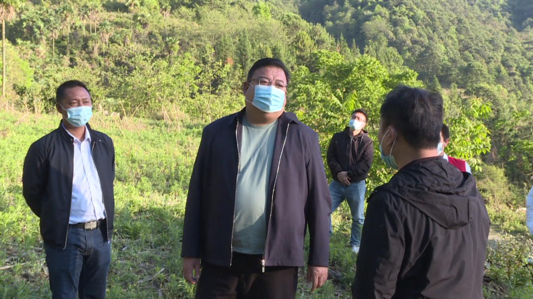 文晓波一行在车古乡哈垤村委会水蛭螺丝养殖项目选址