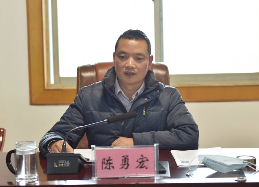 在面对面交流中,陈勇宏让全体与会年轻干部围绕"参加