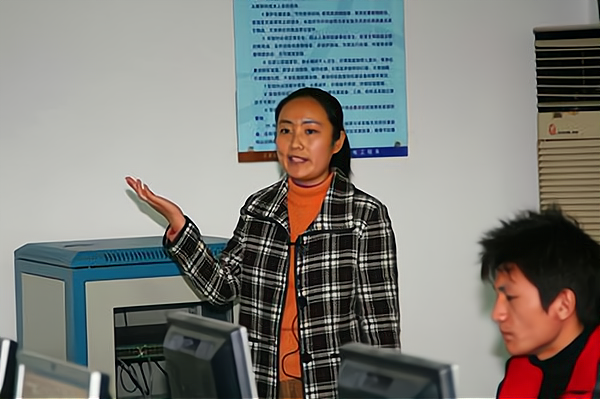 不久后,董岗彪与同在一所学校任教的姑娘徐艺丽相识相恋.