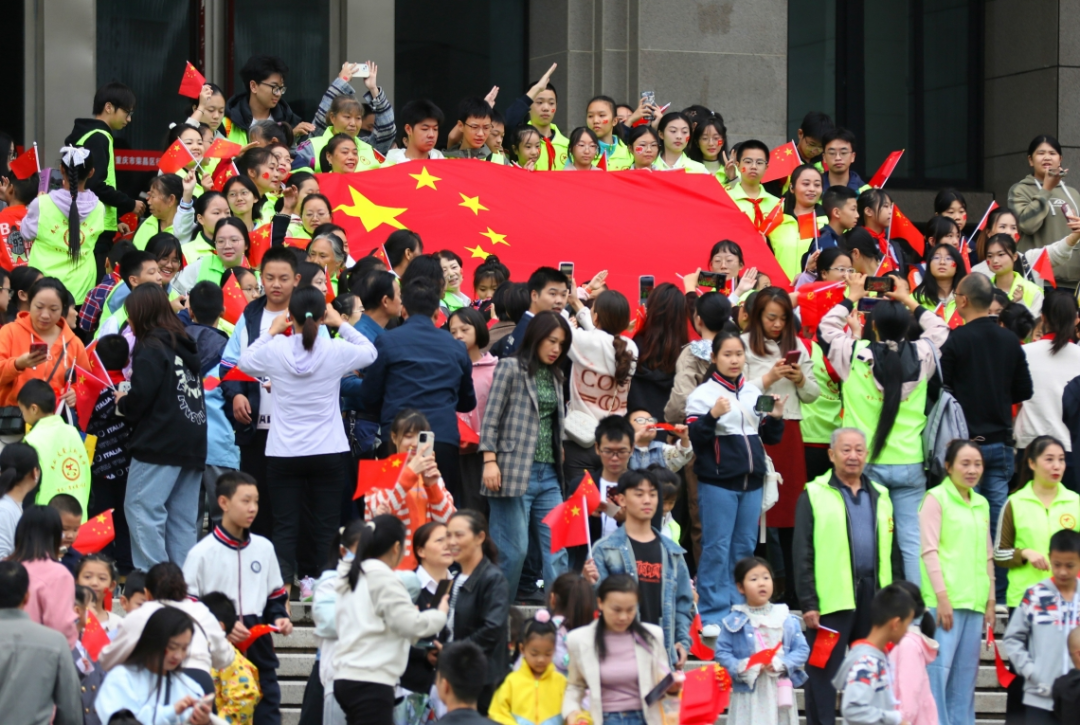 祝福伟大祖国繁荣昌盛！荣昌举行国庆节升国旗仪式