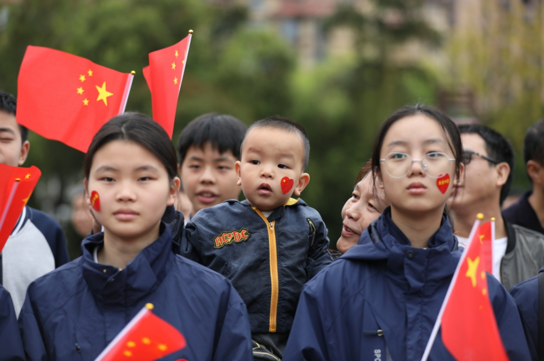 祝福伟大祖国繁荣昌盛！荣昌举行国庆节升国旗仪式