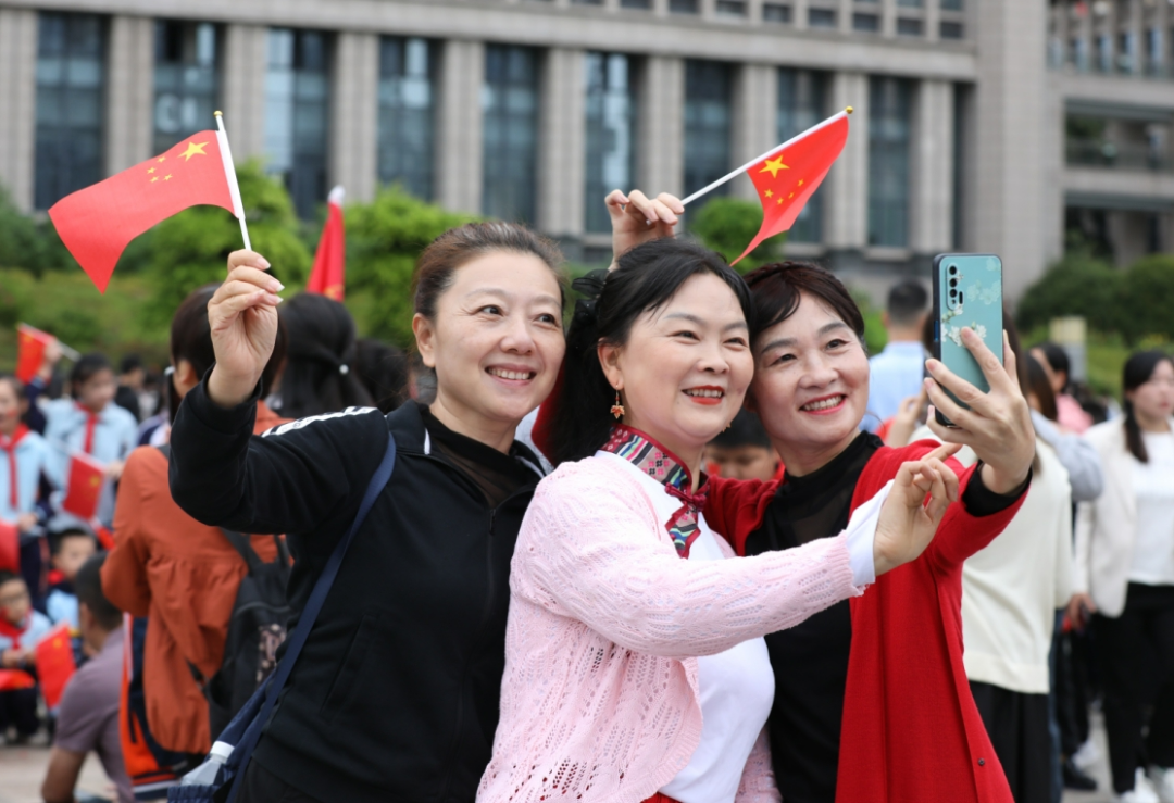 祝福伟大祖国繁荣昌盛！荣昌举行国庆节升国旗仪式