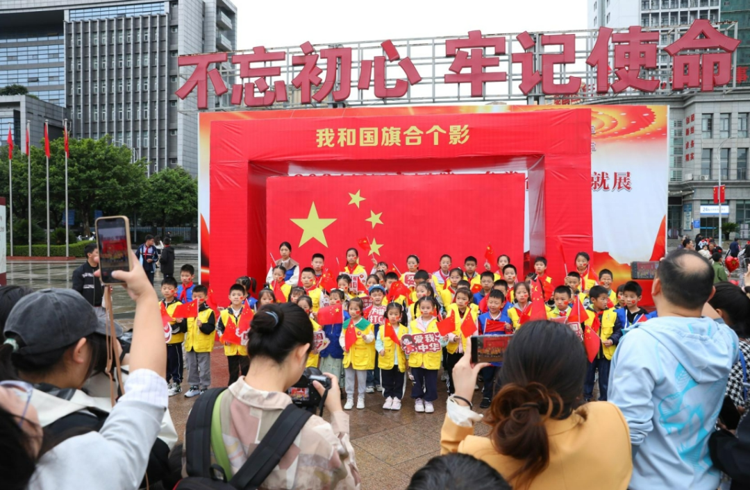 祝福伟大祖国繁荣昌盛！荣昌举行国庆节升国旗仪式