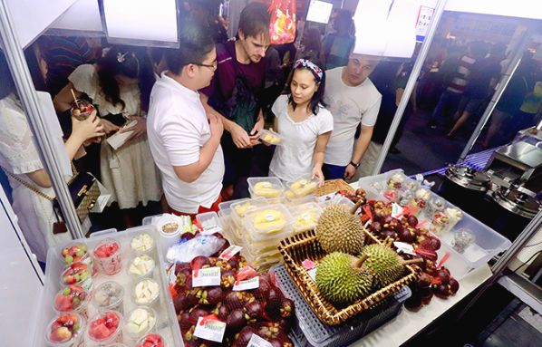 赏灯会、看烟花、品美食，新加坡充满中国年味！