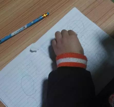 想知道孩子在校表现怎么样？不用问老师，翻翻作业本就知道！