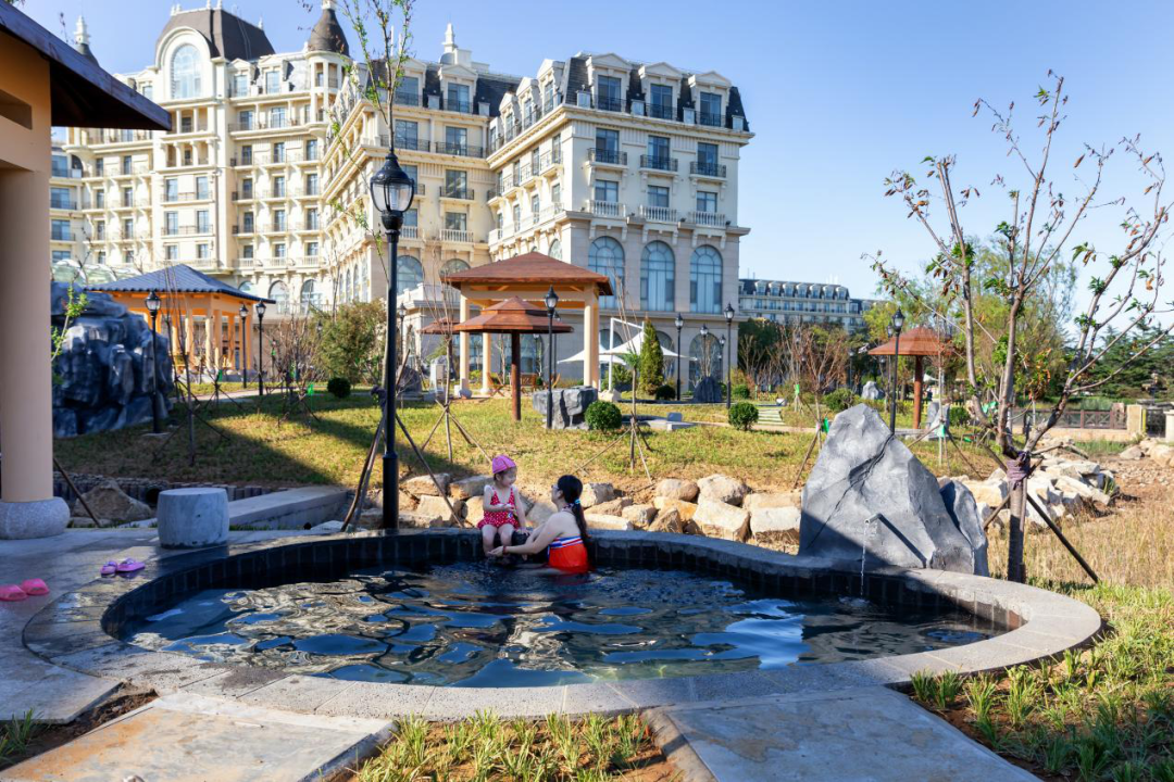 热门活动 文章详情5000平方米室外露天温泉,以天为幕,以海为台,以亭台