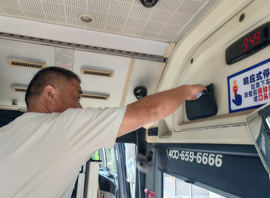 馬鞍山長客 推行駕駛室“手機收納袋”  破解綠燈起步盲區(qū)隱患