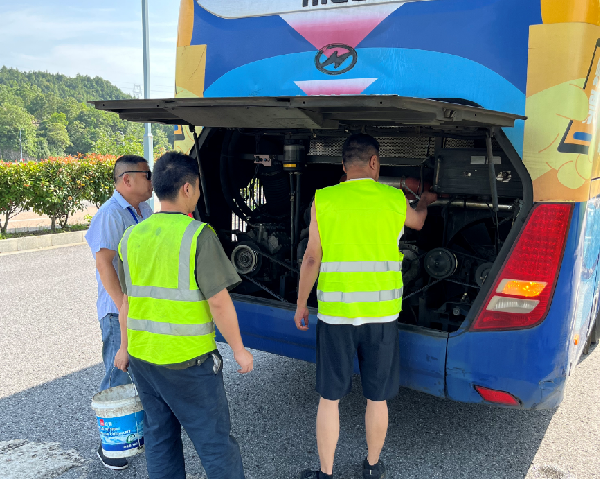 景德鎮(zhèn)長(zhǎng)運(yùn)：開(kāi)展車(chē)輛拋錨應(yīng)急救援演練