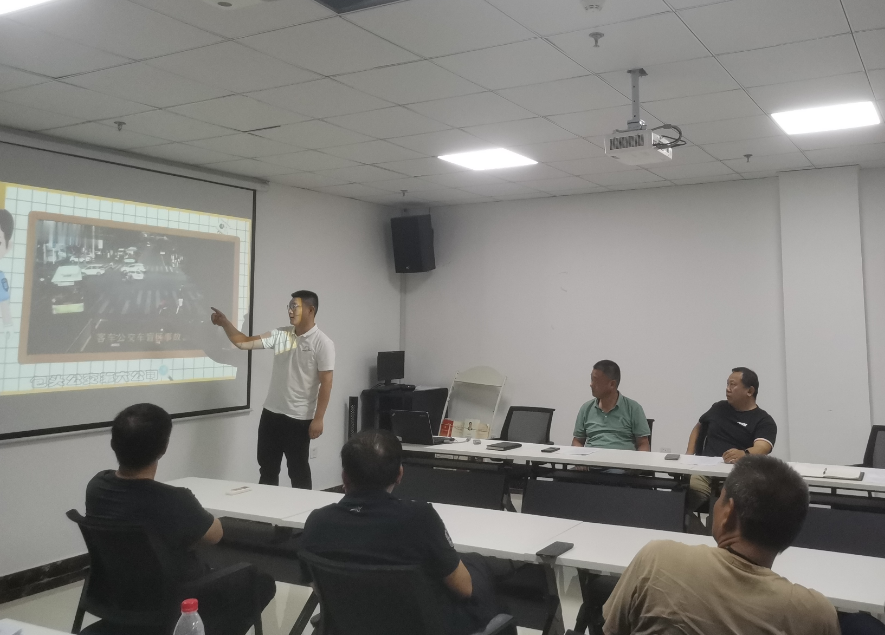 當(dāng)涂長(zhǎng)客召開駕駛員安全機(jī)務(wù)教育例會(huì)