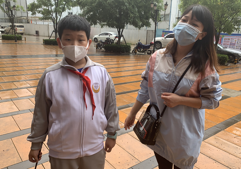 贵阳小学生打车上学 中途竟被甩客 妈妈 下着暴雨 儿子迷路站路边哭 百姓关注 微信公众号文章阅读 Wemp