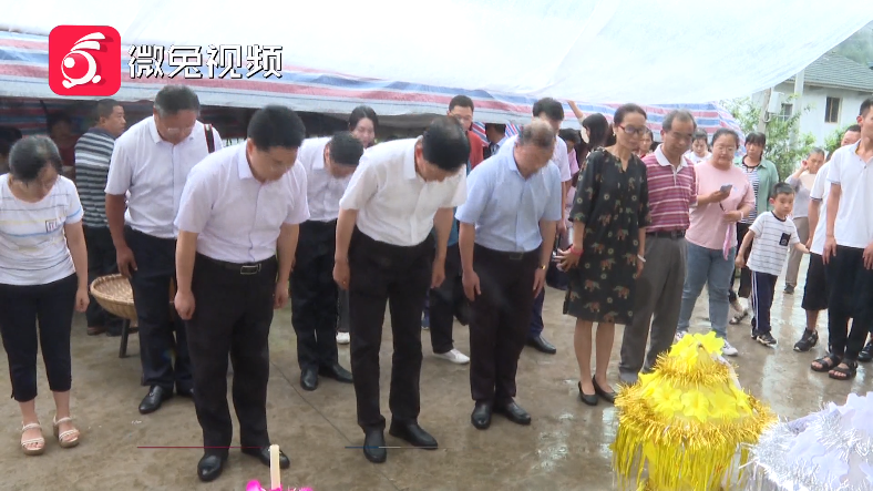 遵义市委政法委副书记余小勇,湄潭县委副书记,县委政法委书记石诗源等