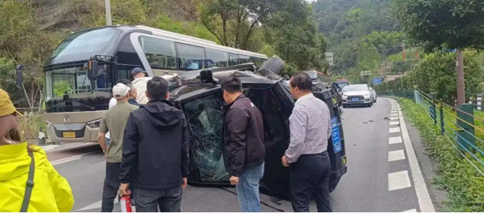 Zhangjiajie Roadside Rescue ： Foreign Tourists Save 2 Elderly Lives
