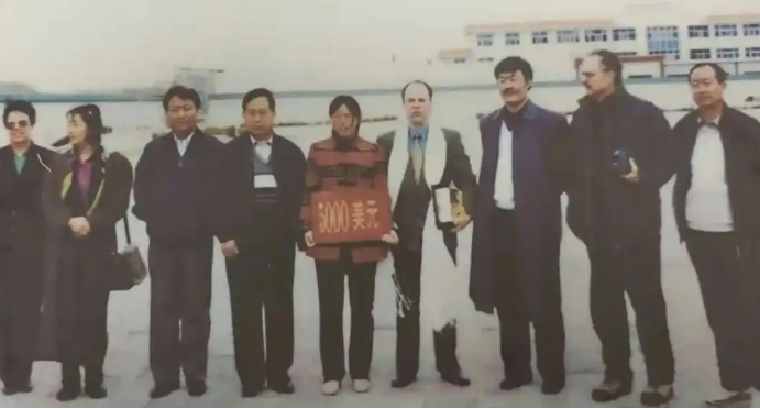 Ordos Reunion ： American Teacher Returns After 26 Years to Plant Trees