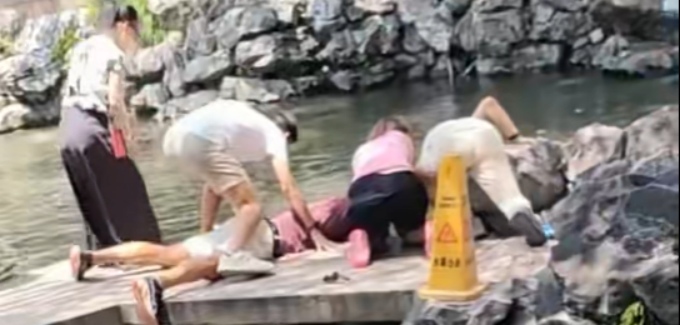 Shanghai Yuyuan Garden ： Tourist Rescued in 90 Seconds by Foreign Visitors
