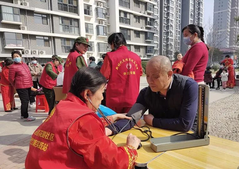 济宁市太白湖区许庄街道荷花路社区开展学雷锋 树新风志愿服务活动