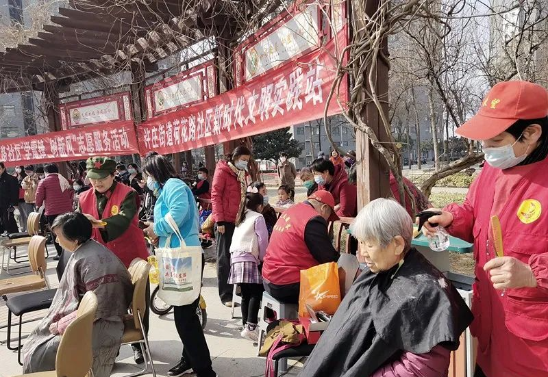 济宁市太白湖区许庄街道荷花路社区开展学雷锋 树新风志愿服务活动