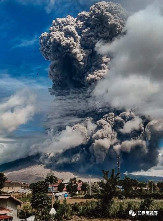 印尼北苏门答腊火山今日爆发实况