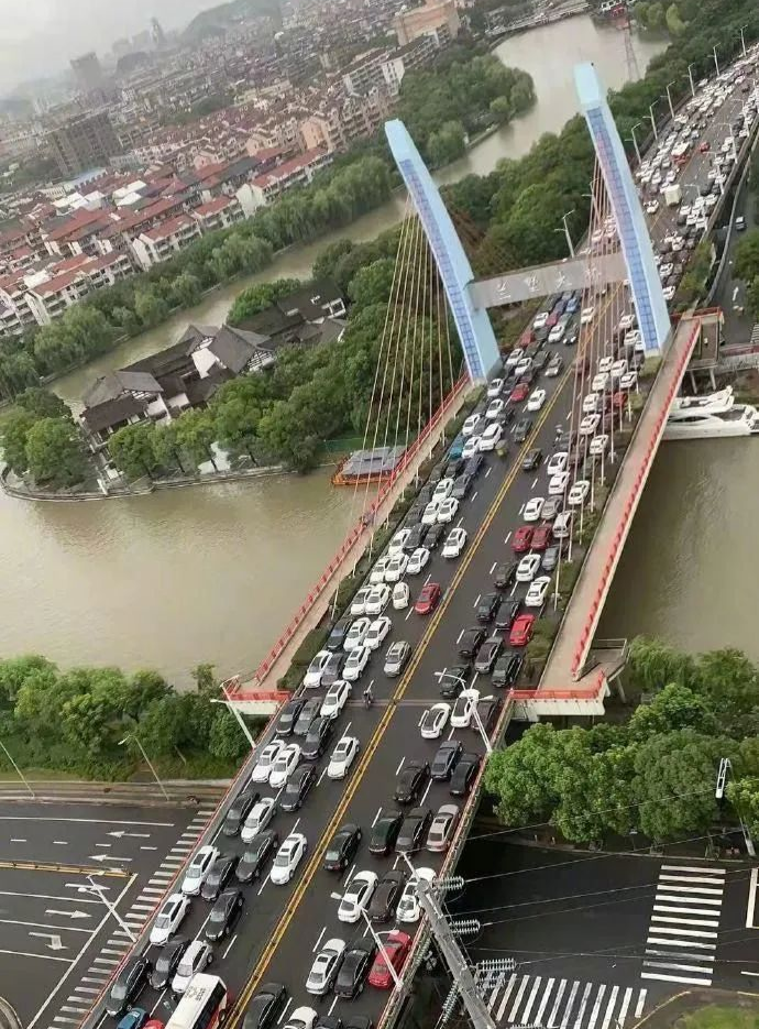 橋梁安全么？如何看待寧波市民為防臺風暴雨將車輛停滿橋面！的圖1