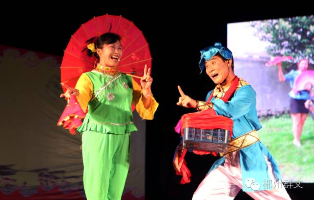 郴阳花灯小调是以湘南农村生产生活为题材,表演载歌载舞,幽默风趣,以