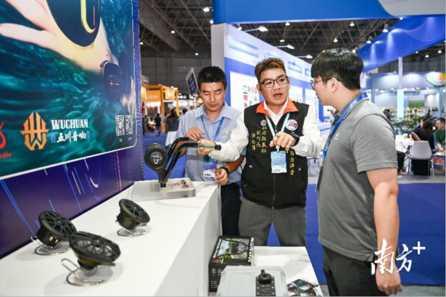 张哲泰、邓志腾在讨论产品。