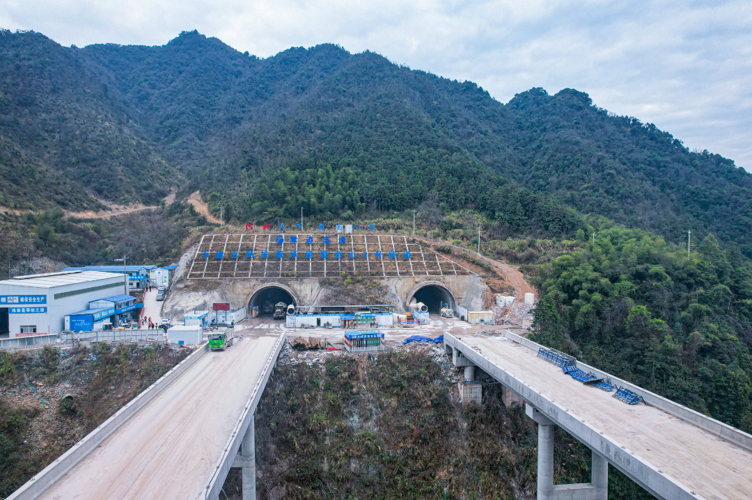 紫金山2号隧道现场.png