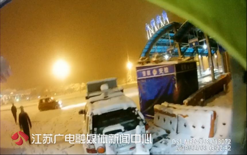 凌晨飞雪，大桥封闭！孩子在等父亲过桥签字做手术……