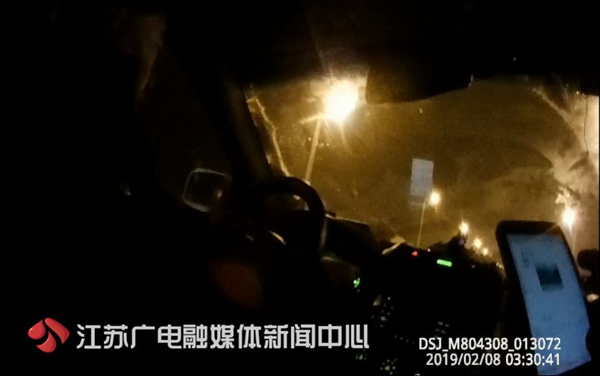 凌晨飞雪，大桥封闭！孩子在等父亲过桥签字做手术……