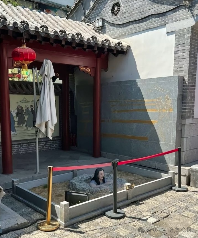 “井里冒出一个头？”济南一景点雕像引热议