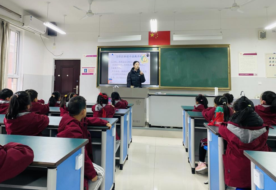 落实课后服务助力双减陕西师范大学凤凰城小学开设科学社团活动