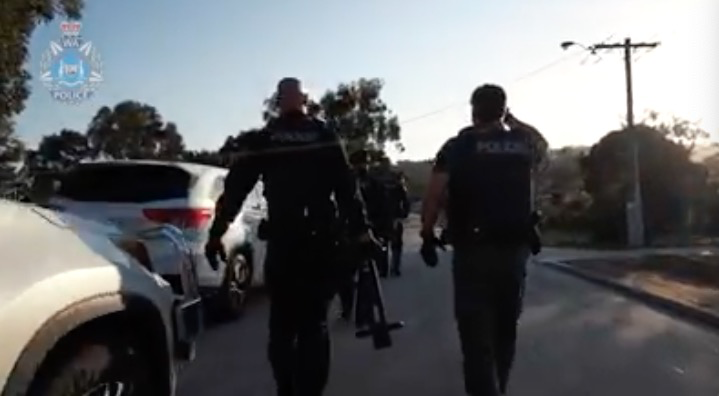 珀斯警方缴获非法持有枪械13支、弹药1600发！还搜出各式武器及被盗车辆！ - 1