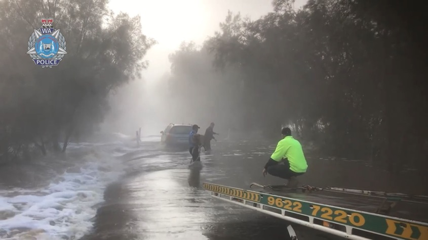 西澳Katrine Road路段突发洪水，警方成功营救被困车内的狗狗（组图） - 1